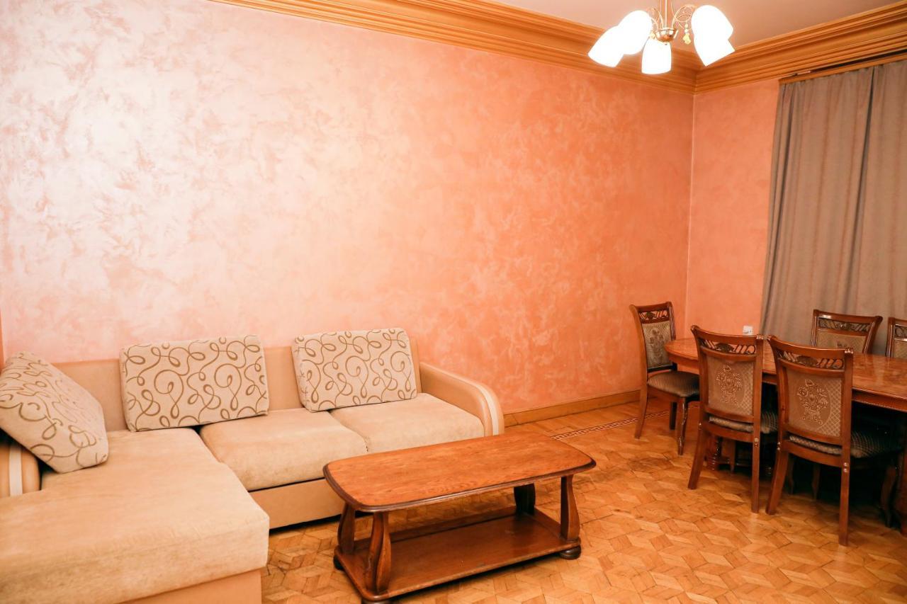 Big 3 Room Apartment On Republic Square เยเรวาน ภายนอก รูปภาพ