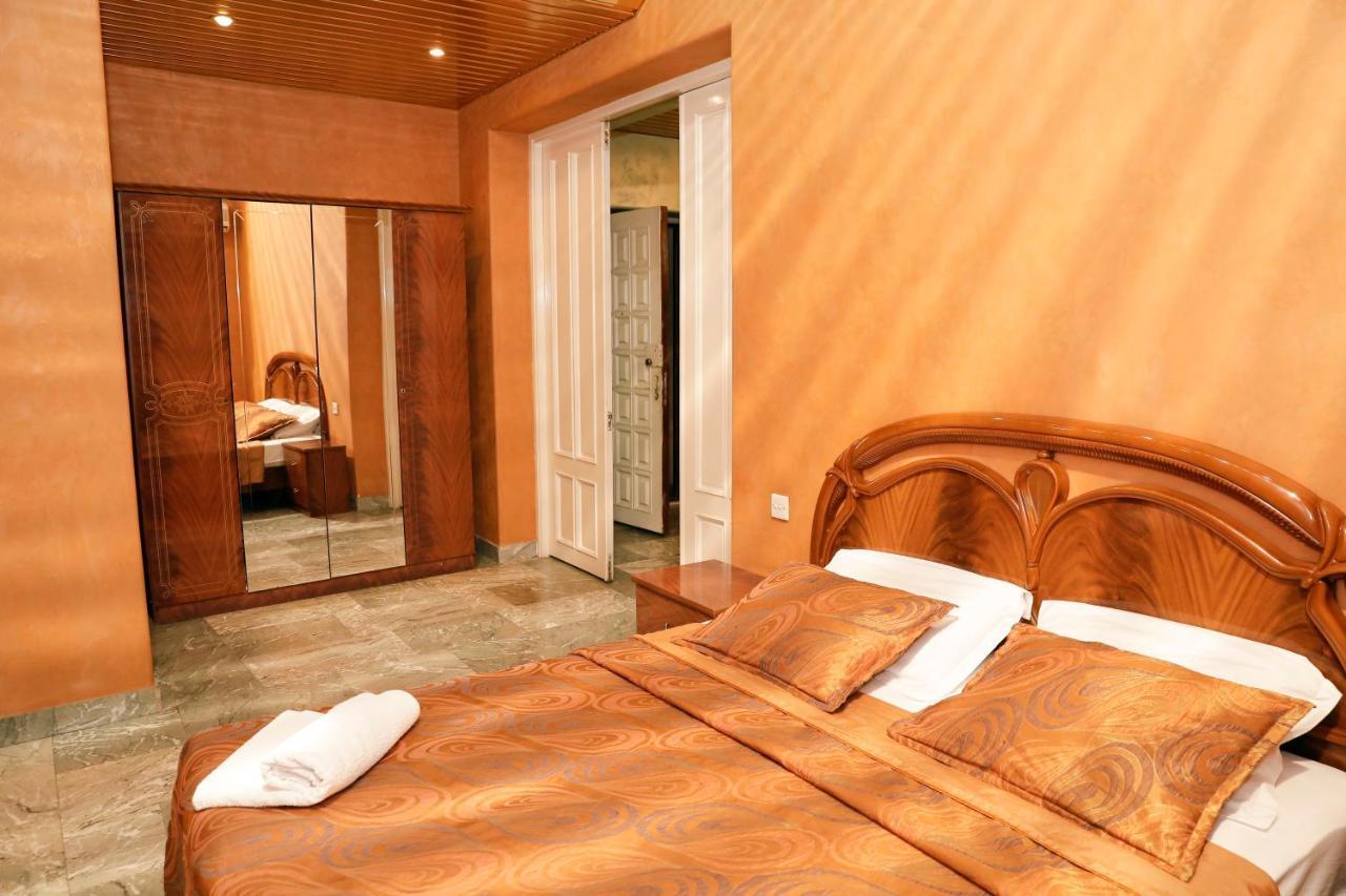 Big 3 Room Apartment On Republic Square เยเรวาน ภายนอก รูปภาพ