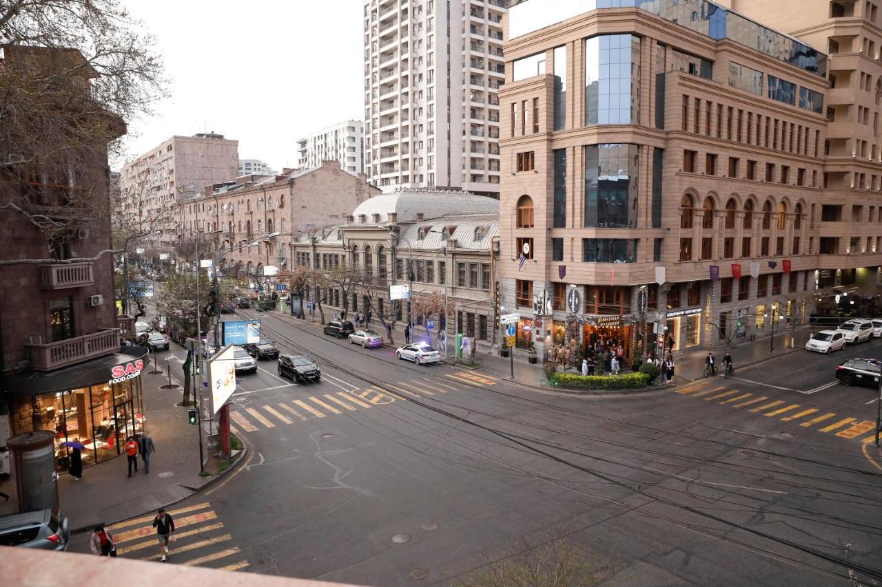Big 3 Room Apartment On Republic Square เยเรวาน ภายนอก รูปภาพ